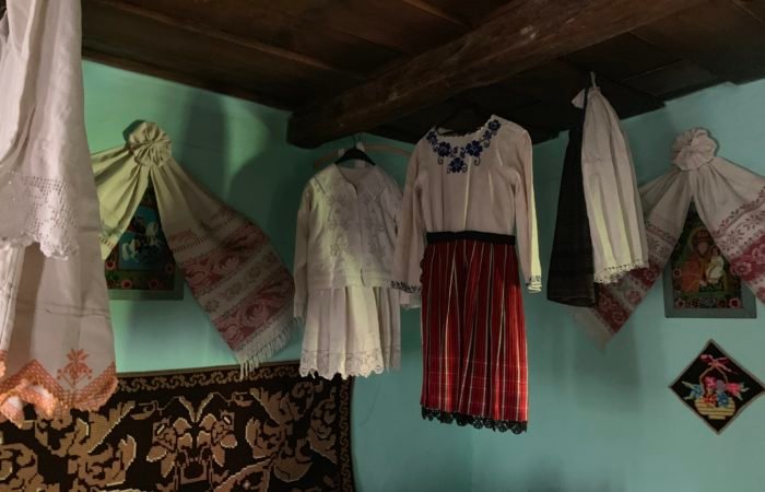 Bunici care mai țes povești și pânze